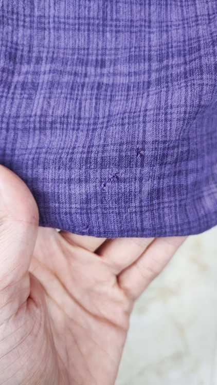 شومیز زنانه استوک وارداتی بنفش تیره سایز بزرگ کد ۲۱۳۹ با جزئیات کار شده روی سرشانه