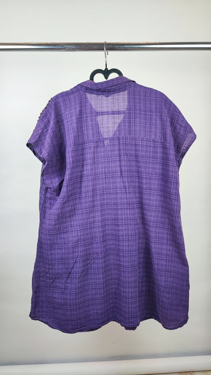 شومیز زنانه استوک وارداتی بنفش تیره سایز بزرگ کد ۲۱۳۹ با جزئیات کار شده روی سرشانه