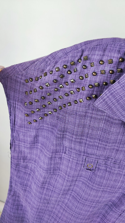 شومیز زنانه استوک وارداتی بنفش تیره سایز بزرگ کد ۲۱۳۹ با جزئیات کار شده روی سرشانه