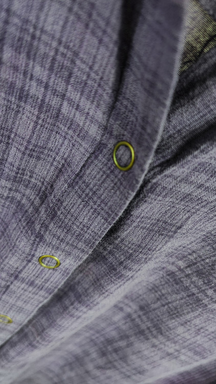 شومیز زنانه استوک وارداتی بنفش تیره سایز بزرگ کد ۲۱۳۹ با جزئیات کار شده روی سرشانه