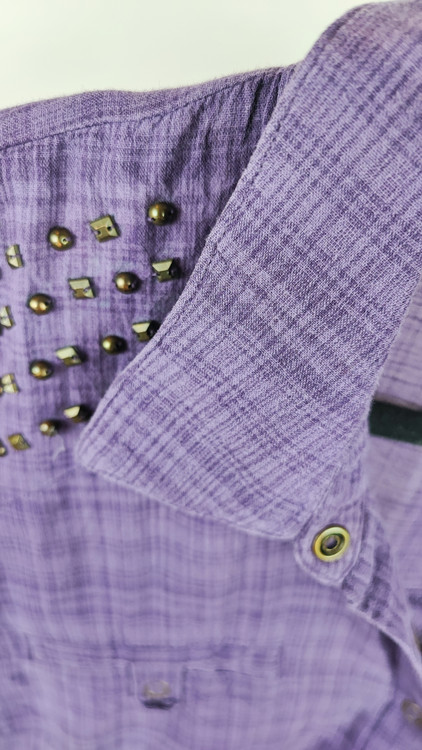 شومیز زنانه استوک وارداتی بنفش تیره سایز بزرگ کد ۲۱۳۹ با جزئیات کار شده روی سرشانه