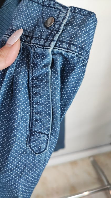 شومیز زنانه آبی طرح جین خالدار سفید برند Colours of the World استوک گرید B با دکمههای فلزی