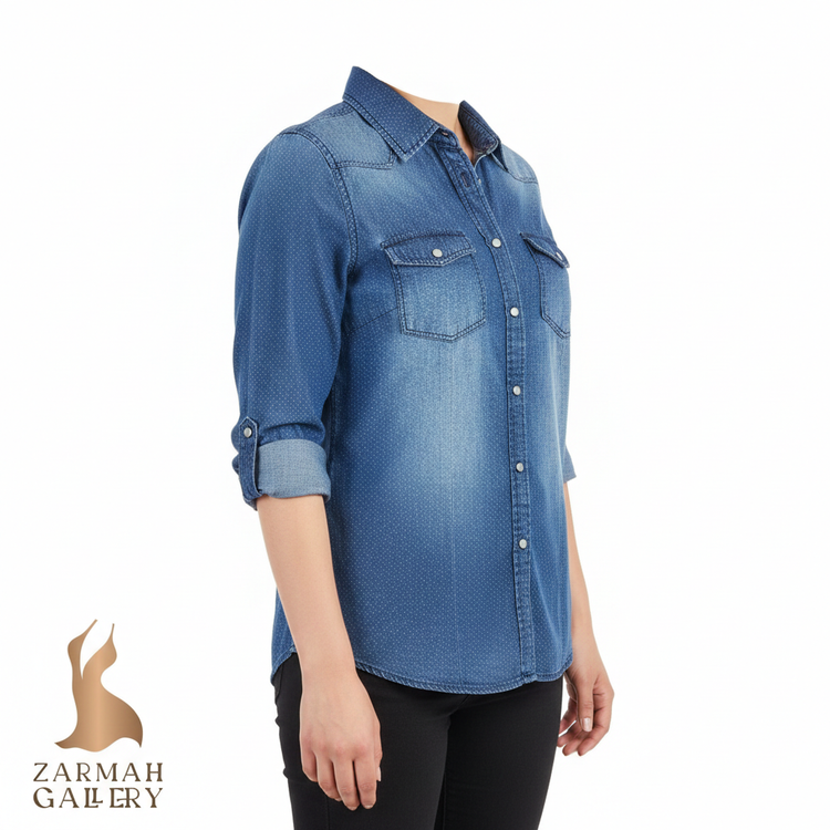 شومیز زنانه آبی طرح جین خالدار سفید برند Colours of the World استوک گرید B با دکمههای فلزی