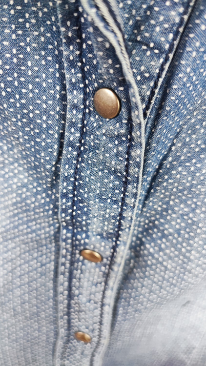 شومیز زنانه آبی طرح جین خالدار سفید برند Colours of the World استوک گرید B با دکمههای فلزی