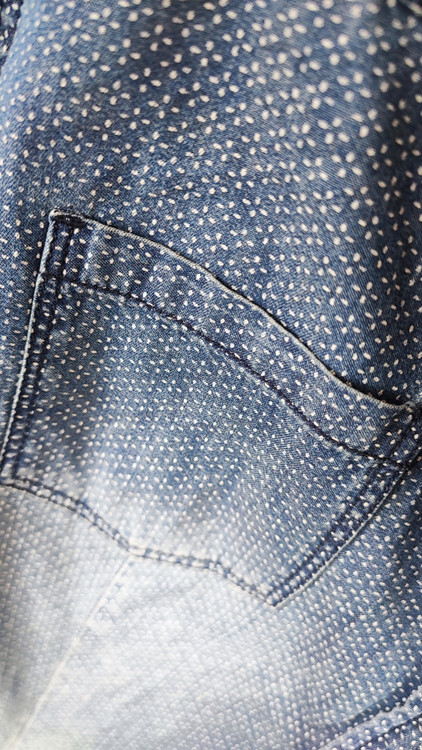 شومیز زنانه آبی طرح جین خالدار سفید برند Colours of the World استوک گرید B با دکمههای فلزی