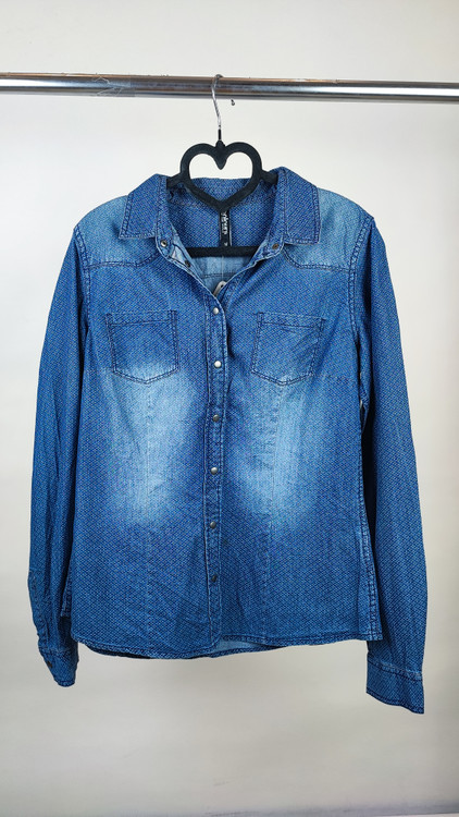 شومیز زنانه آبی طرح جین خالدار سفید برند Colours of the World استوک گرید B با دکمههای فلزی