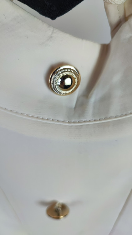 شومیز مجلسی زنانه کرم روشن برند شیاین استوک گرید B با دکمههای فلزی طلایی و مچ کشی