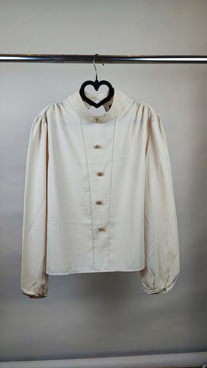 شومیز مجلسی زنانه کرم روشن برند شیاین استوک گرید B با دکمههای فلزی طلایی و مچ کشی