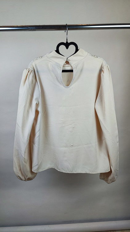 شومیز مجلسی زنانه کرم روشن برند شیاین استوک گرید B با دکمههای فلزی طلایی و مچ کشی