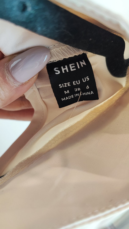 شومیز مجلسی زنانه کرم روشن برند شیاین استوک گرید B با دکمههای فلزی طلایی و مچ کشی