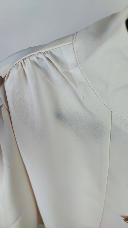 شومیز مجلسی زنانه کرم روشن برند شیاین استوک گرید B با دکمههای فلزی طلایی و مچ کشی