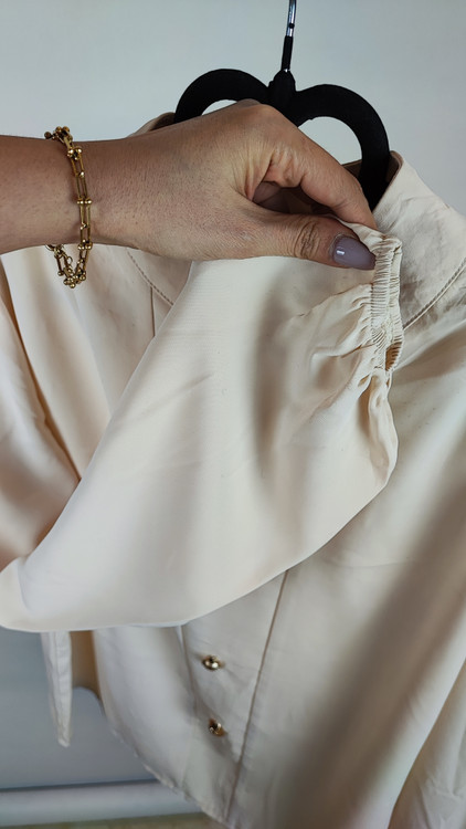 شومیز مجلسی زنانه کرم روشن برند شیاین استوک گرید B با دکمههای فلزی طلایی و مچ کشی