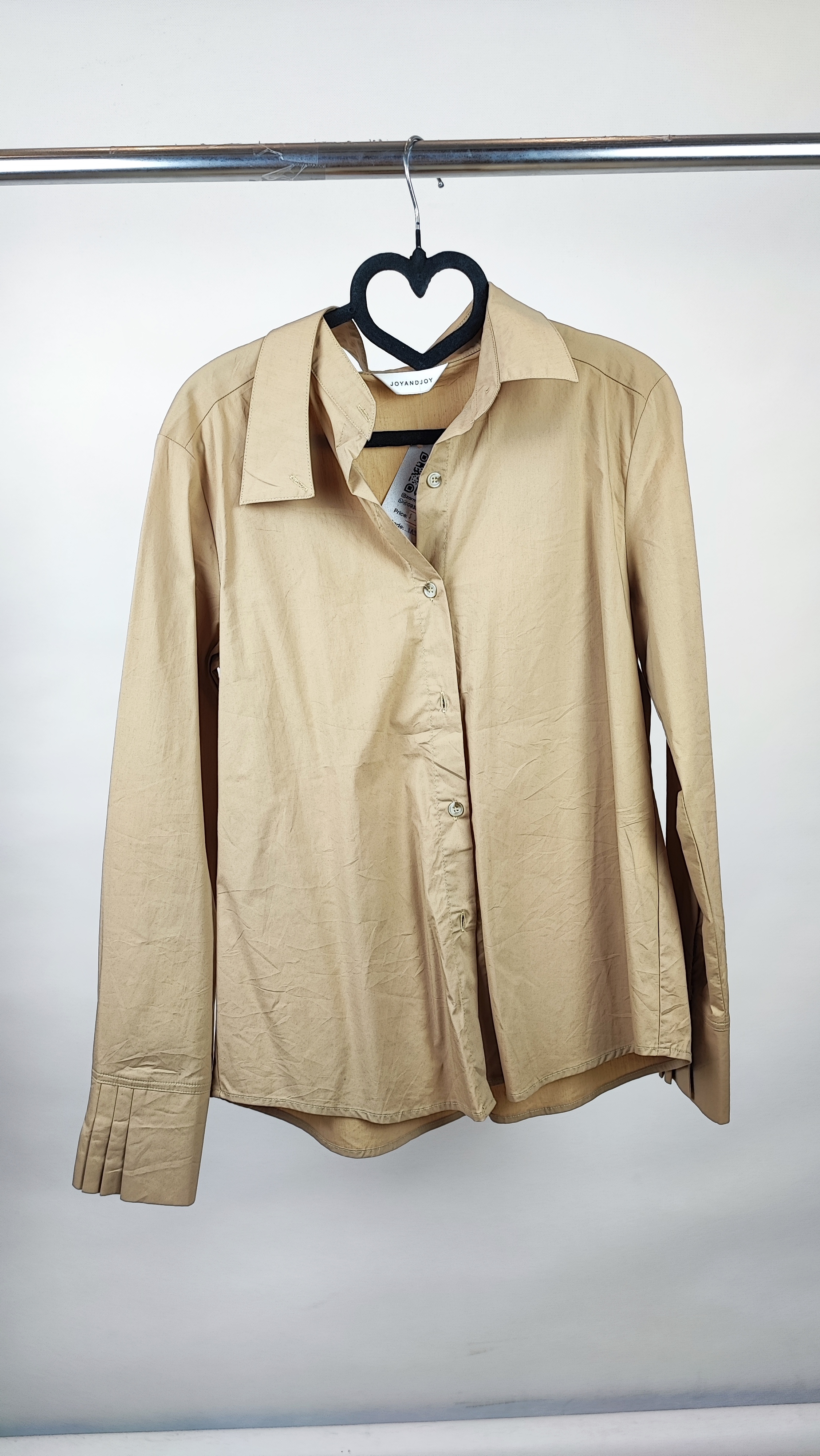 شومیز زنانه نسکافهای برند JOYANDJOY استوک اروپایی گرید A با جزئیات پیلی روی مچ و دکمههای همرنگ