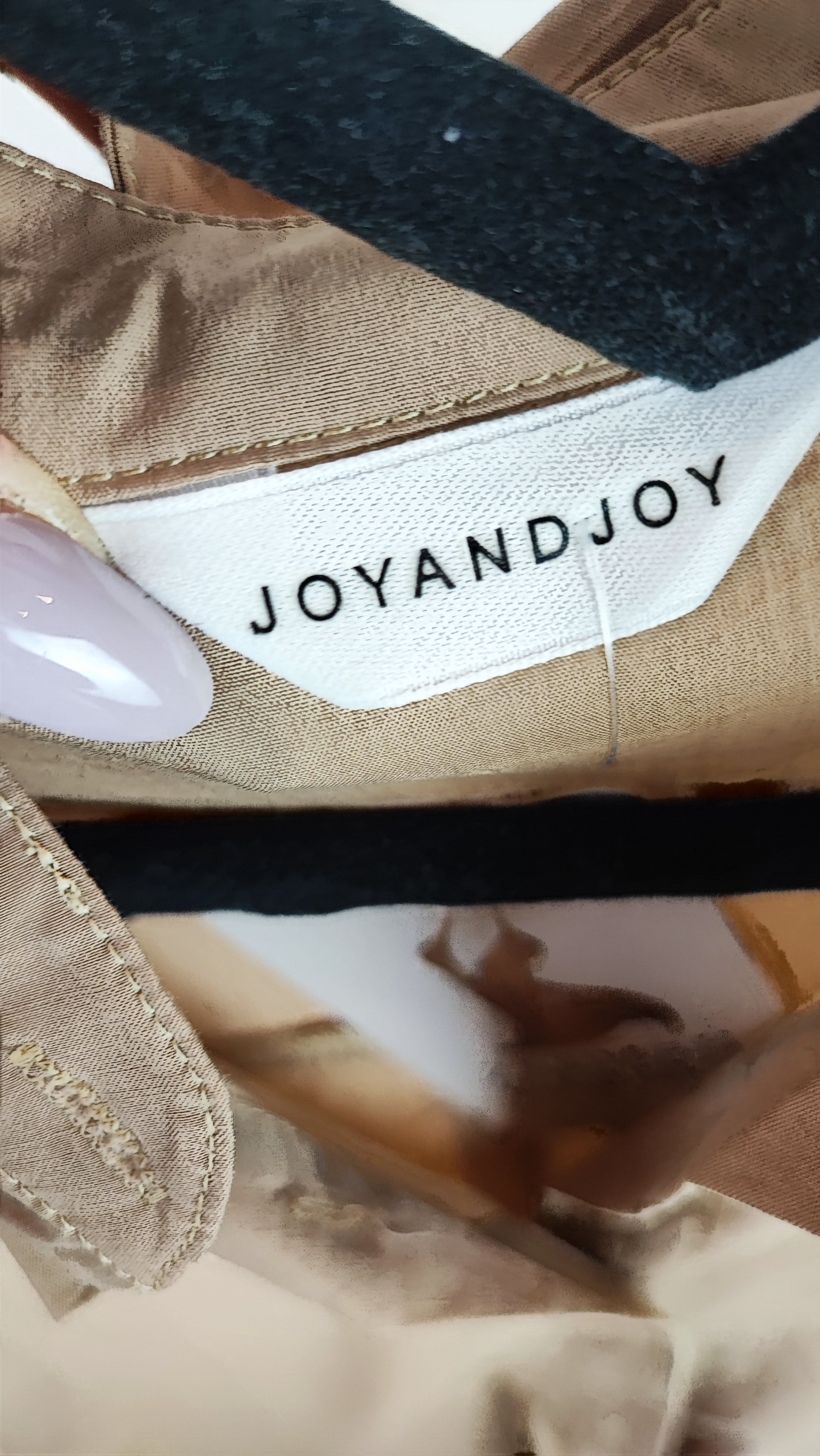 شومیز زنانه نسکافهای برند JOYANDJOY استوک اروپایی گرید A با جزئیات پیلی روی مچ و دکمههای همرنگ