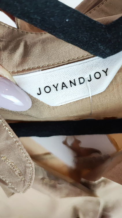 شومیز زنانه نسکافهای برند JOYANDJOY استوک اروپایی گرید A با جزئیات پیلی روی مچ و دکمههای همرنگ