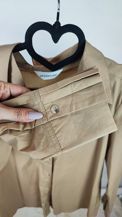 شومیز زنانه نسکافهای برند JOYANDJOY استوک اروپایی گرید A با جزئیات پیلی روی مچ و دکمههای همرنگ