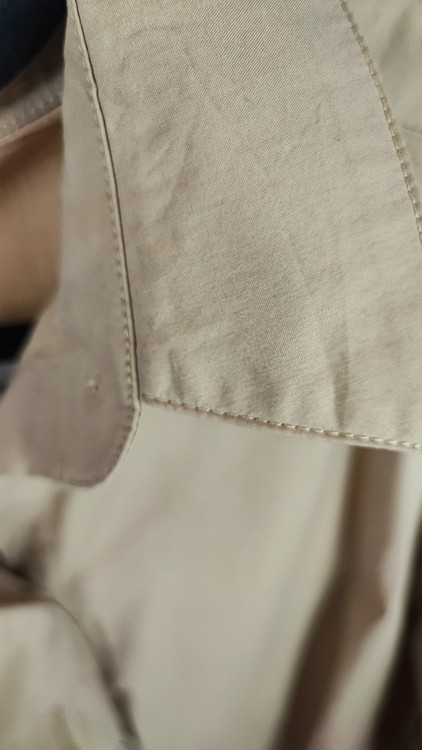 شومیز زنانه نسکافهای برند JOYANDJOY استوک اروپایی گرید A با جزئیات پیلی روی مچ و دکمههای همرنگ