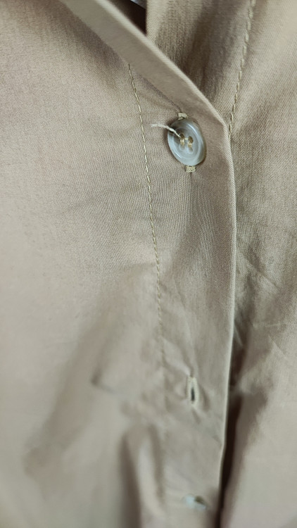 شومیز زنانه نسکافهای برند JOYANDJOY استوک اروپایی گرید A با جزئیات پیلی روی مچ و دکمههای همرنگ