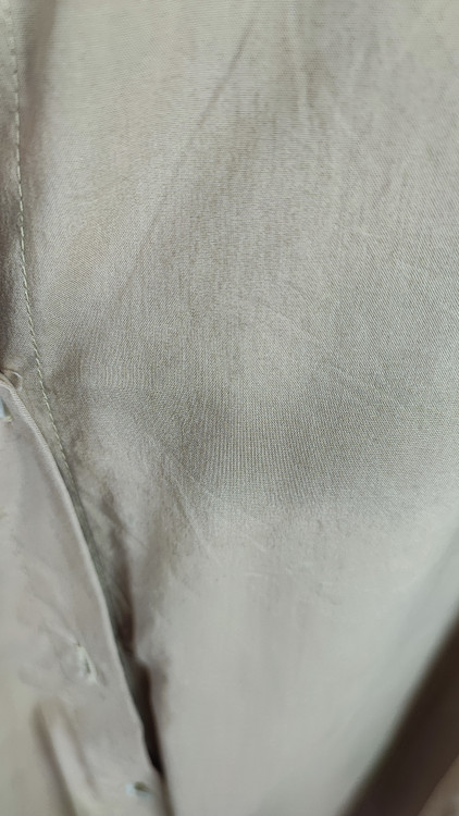 شومیز زنانه نسکافهای برند JOYANDJOY استوک اروپایی گرید A با جزئیات پیلی روی مچ و دکمههای همرنگ