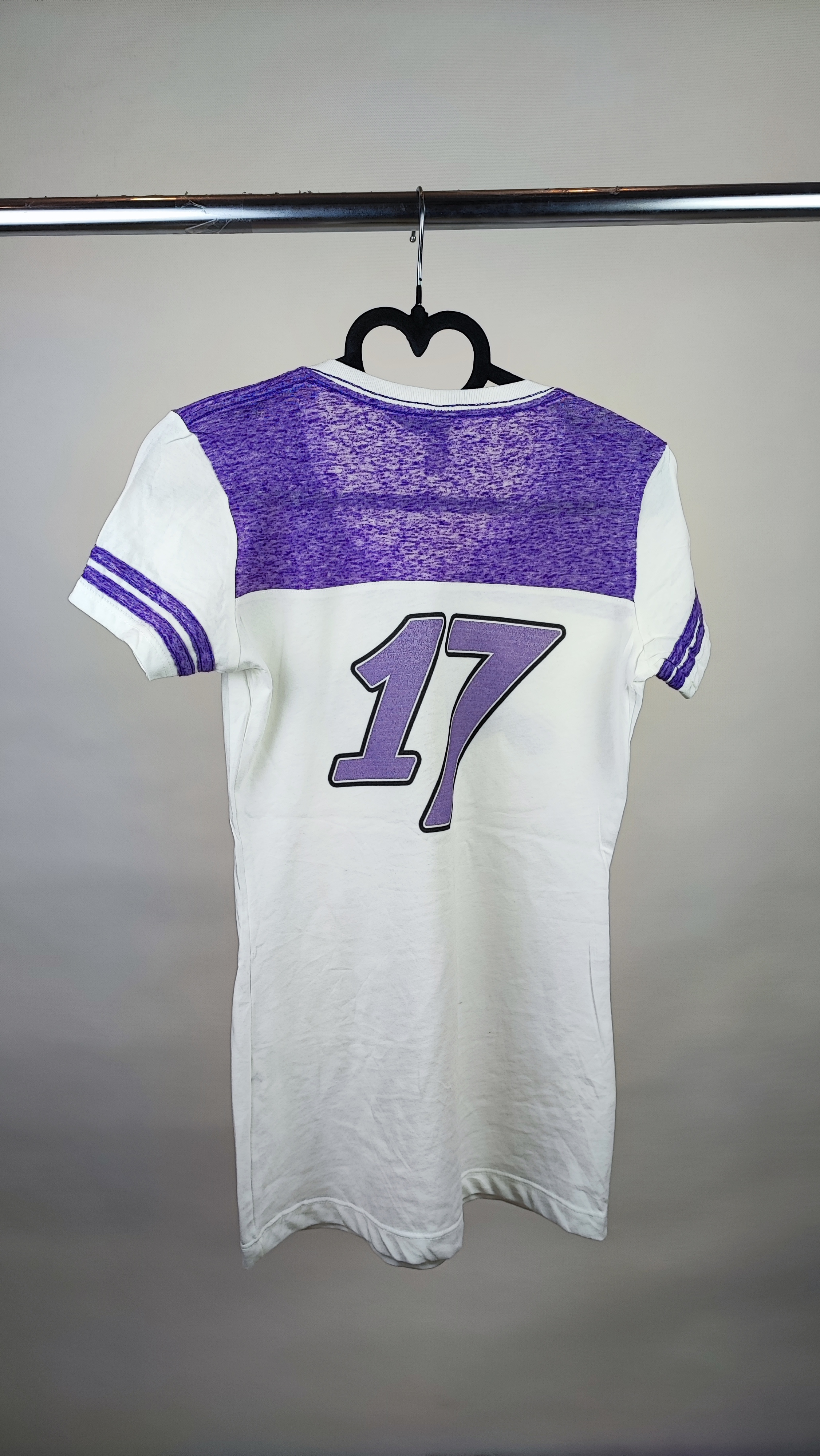 تیشرت زنانه وارداتی سفید و بنفش طرح Lovey برند دیستریکت مناسب سایز ۳۶ و ۳۸ استایل اسپرت