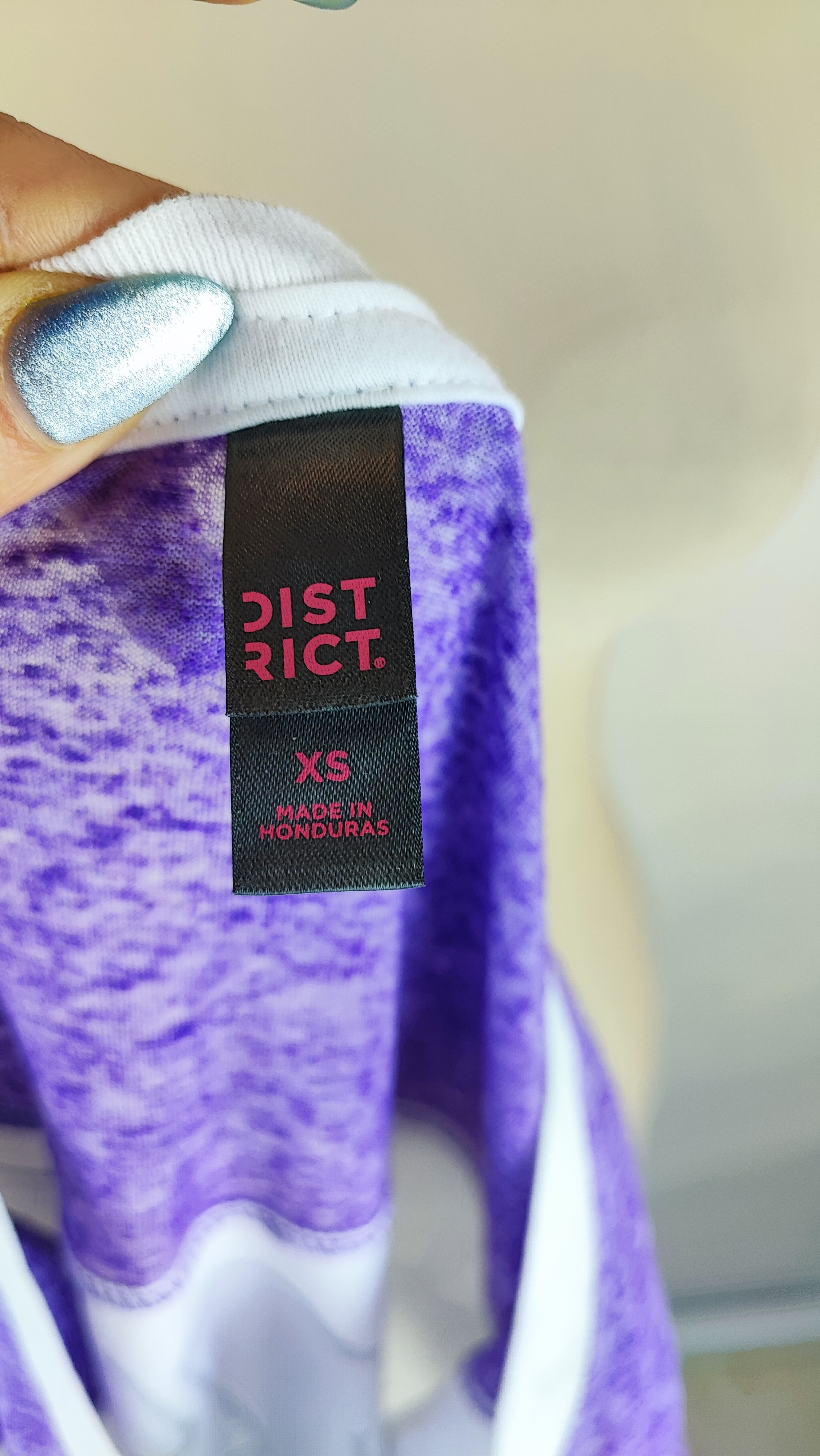 تیشرت زنانه وارداتی سفید و بنفش طرح Lovey برند دیستریکت مناسب سایز ۳۶ و ۳۸ استایل اسپرت