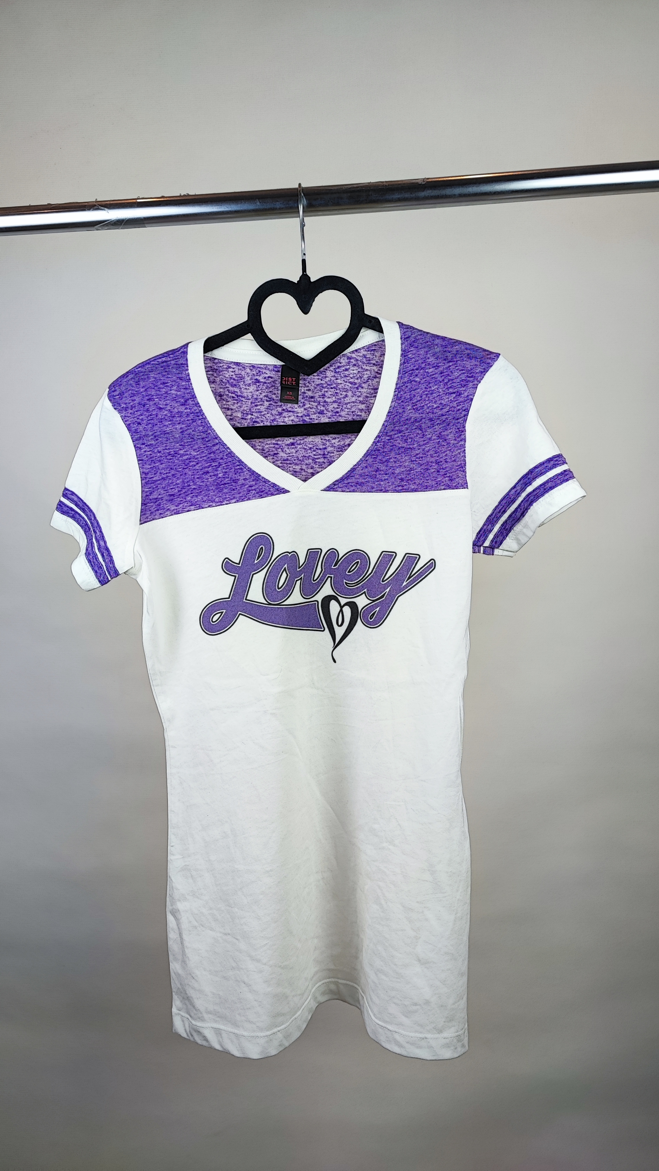 تیشرت زنانه وارداتی سفید و بنفش طرح Lovey برند دیستریکت مناسب سایز ۳۶ و ۳۸ استایل اسپرت