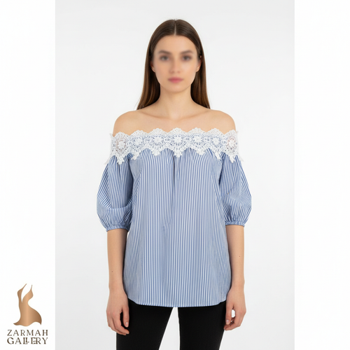 شومیز زنانه راهراه آبی و سفید یقه قایقی با حاشیه گیپور سفید و آستین پفی