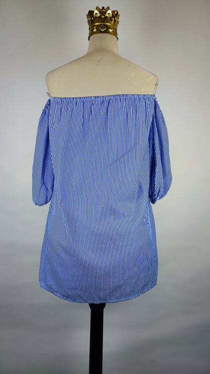 شومیز زنانه راهراه آبی و سفید یقه قایقی با حاشیه گیپور سفید و آستین پفی