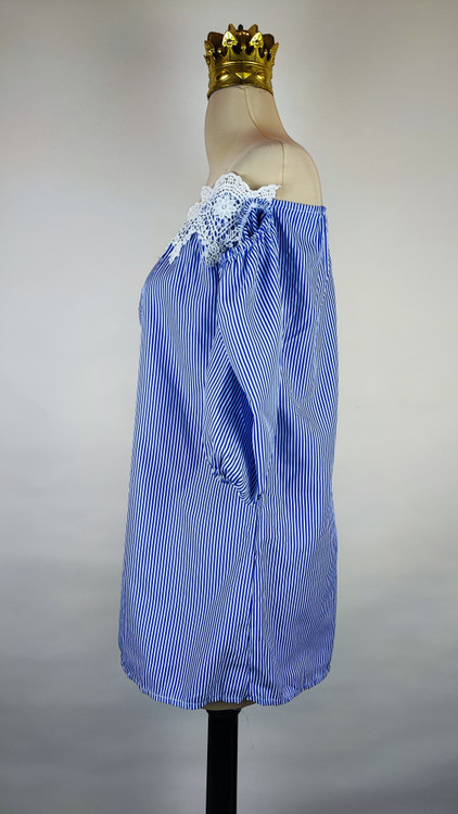 شومیز زنانه راهراه آبی و سفید یقه قایقی با حاشیه گیپور سفید و آستین پفی