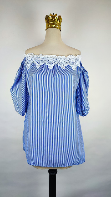 شومیز زنانه راهراه آبی و سفید یقه قایقی با حاشیه گیپور سفید و آستین پفی