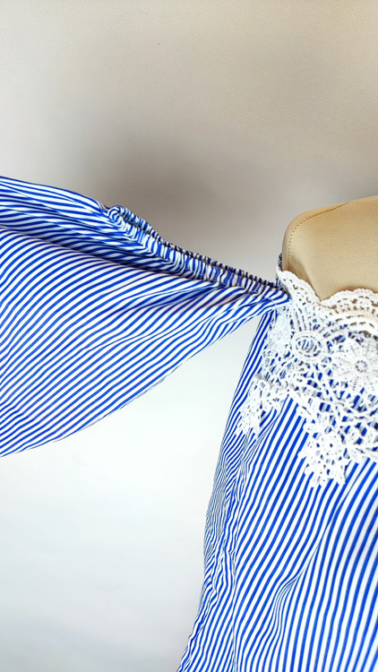 شومیز زنانه راهراه آبی و سفید یقه قایقی با حاشیه گیپور سفید و آستین پفی