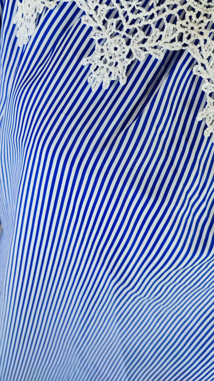 شومیز زنانه راهراه آبی و سفید یقه قایقی با حاشیه گیپور سفید و آستین پفی