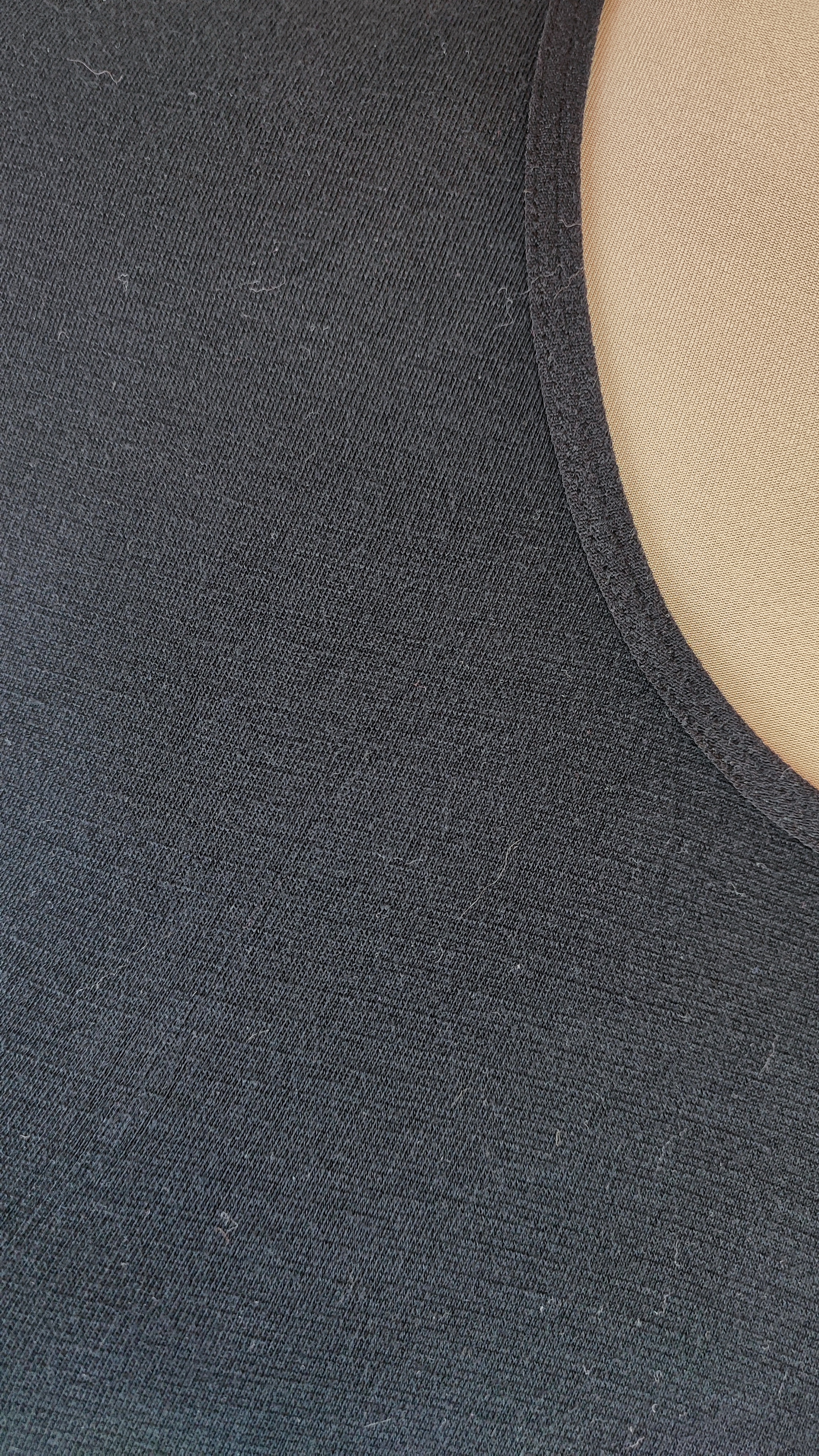 تیشرت مشکی زنانه برند مکس کوکوس استوک وارداتی یقه گرد آستین کوتاه با پارچه ریون بامبو