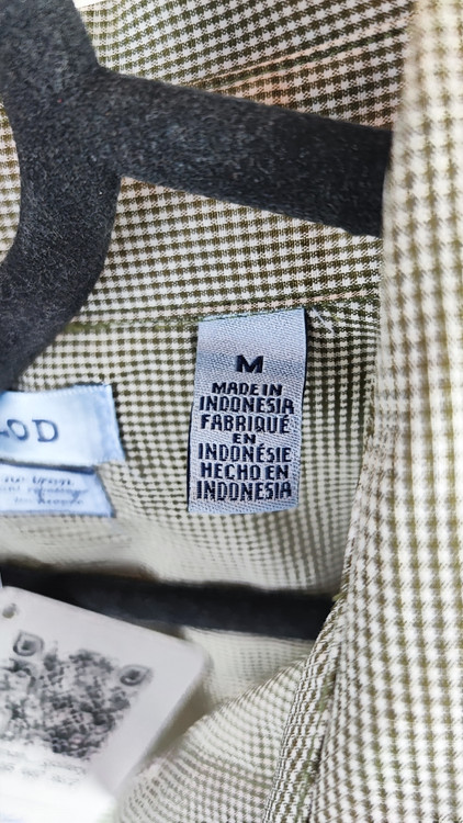 شومیز زنانه چهارخانه ریز سبز و سفید برند ایزود استوک اروپایی دکمهدار آستین بلند