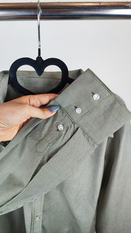 شومیز زنانه چهارخانه ریز سبز و سفید برند ایزود استوک اروپایی دکمهدار آستین بلند