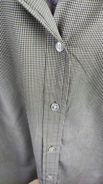 شومیز زنانه چهارخانه ریز سبز و سفید برند ایزود استوک اروپایی دکمهدار آستین بلند