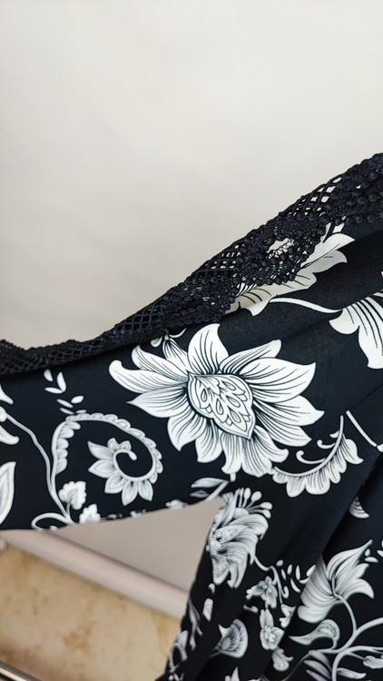 شومیز زنانه مشکی گلدار برند کاتو استوک وارداتی سایز بزرگ با آستینهای کار شده گیپور