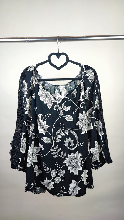 شومیز زنانه مشکی گلدار برند کاتو استوک وارداتی سایز بزرگ با آستینهای کار شده گیپور