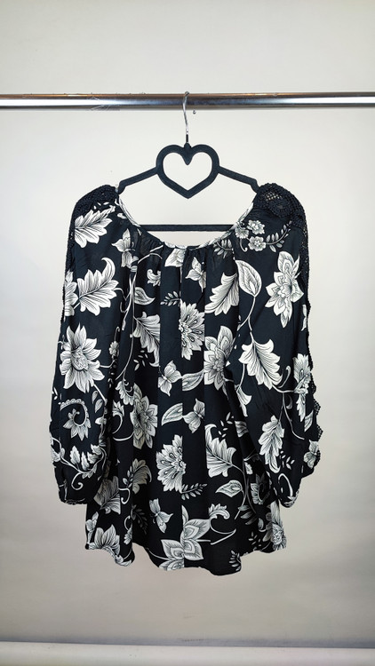 شومیز زنانه مشکی گلدار برند کاتو استوک وارداتی سایز بزرگ با آستینهای کار شده گیپور