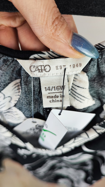 شومیز زنانه مشکی گلدار برند کاتو استوک وارداتی سایز بزرگ با آستینهای کار شده گیپور