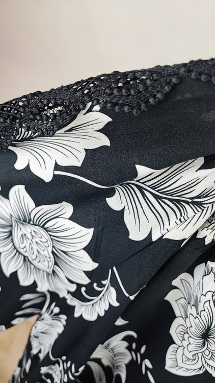 شومیز زنانه مشکی گلدار برند کاتو استوک وارداتی سایز بزرگ با آستینهای کار شده گیپور