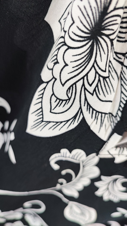 شومیز زنانه مشکی گلدار برند کاتو استوک وارداتی سایز بزرگ با آستینهای کار شده گیپور