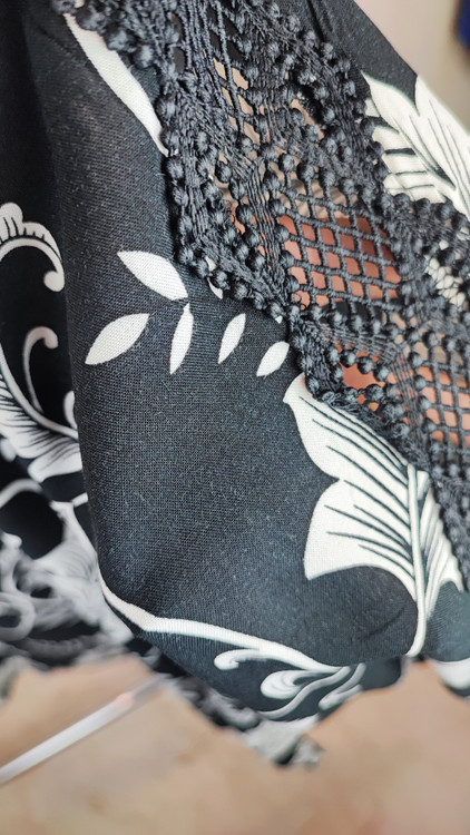 شومیز زنانه مشکی گلدار برند کاتو استوک وارداتی سایز بزرگ با آستینهای کار شده گیپور