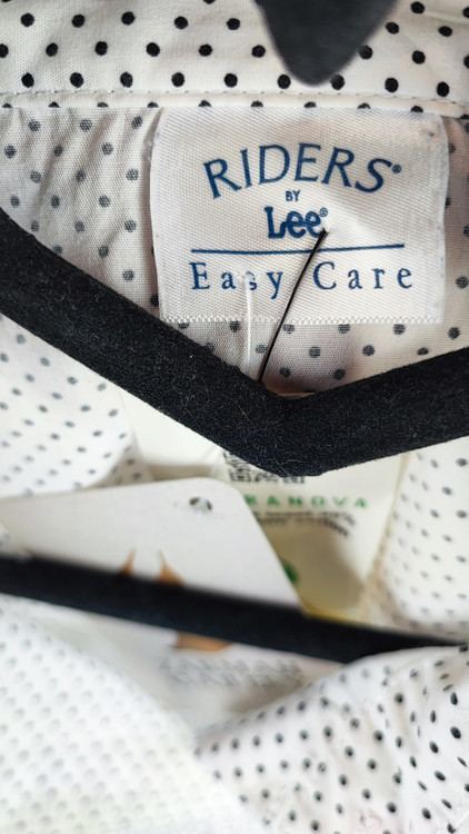 تاپ یقه برگردان زنانه سفید خالخالی مشکی برند رایدرز بای لی استوک وارداتی سایز بزرگ دکمهدار