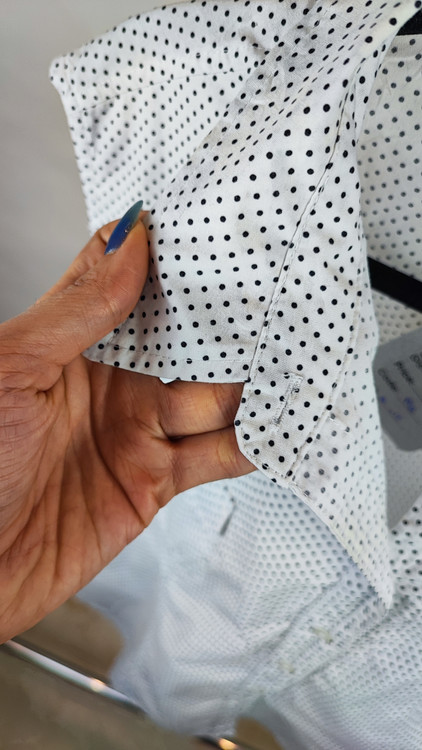 تاپ یقه برگردان زنانه سفید خالخالی مشکی برند رایدرز بای لی استوک وارداتی سایز بزرگ دکمهدار