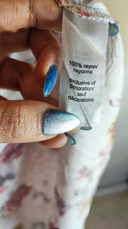 شومیز زنانه گلدار برند موریس (Maurices) استوک اروپایی گرید A رنگ سفید با گلهای زرشکی و خردلی سایز بزرگ