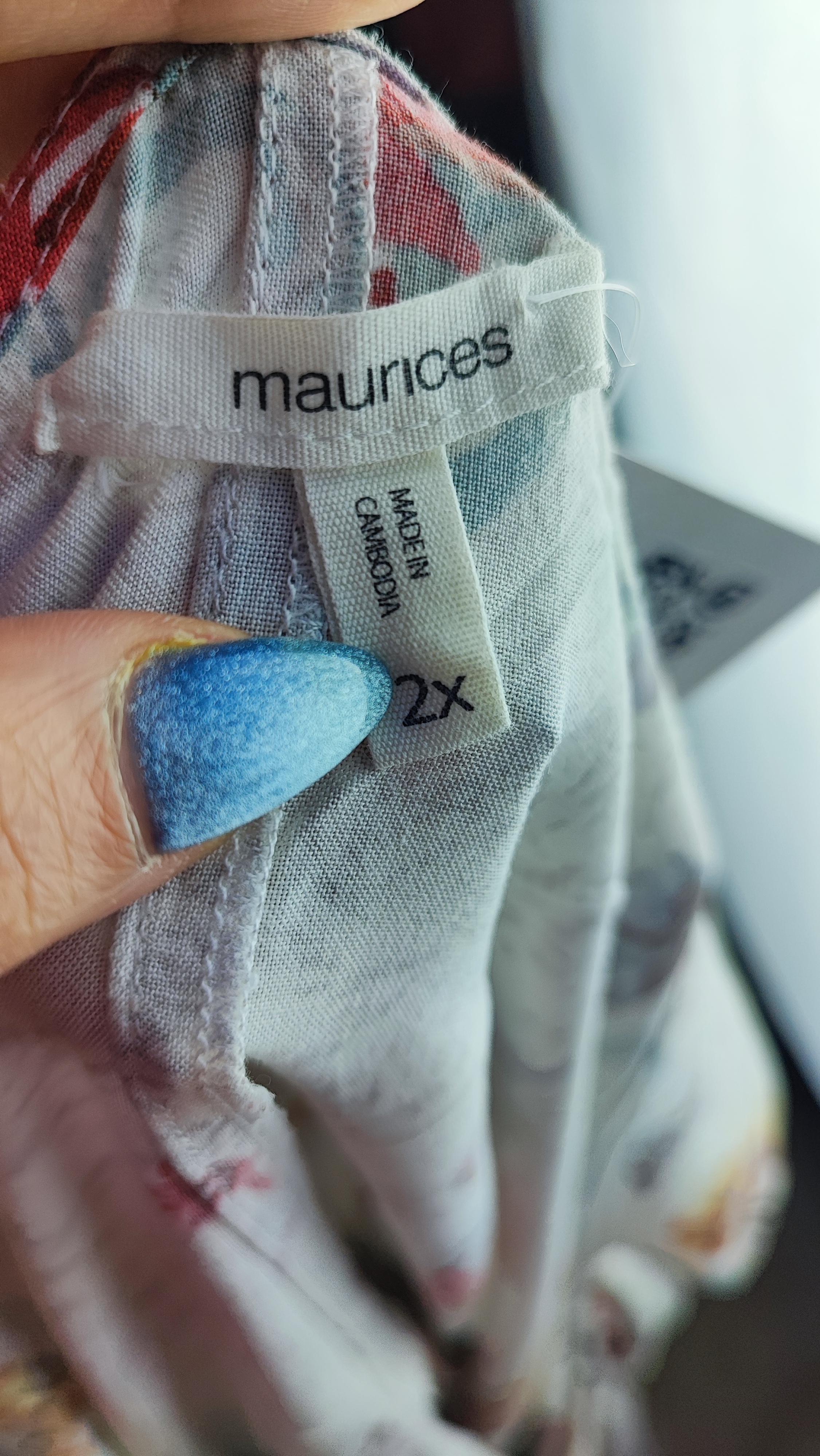 شومیز زنانه گلدار برند موریس (Maurices) استوک اروپایی گرید A رنگ سفید با گلهای زرشکی و خردلی سایز بزرگ
