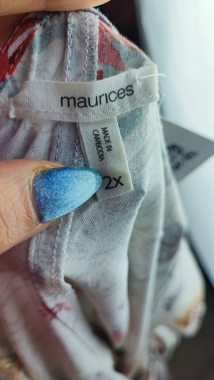 شومیز زنانه گلدار برند موریس (Maurices) استوک اروپایی گرید A رنگ سفید با گلهای زرشکی و خردلی سایز بزرگ