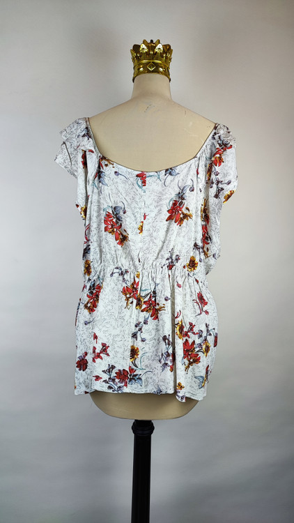 شومیز زنانه گلدار برند موریس (Maurices) استوک اروپایی گرید A رنگ سفید با گلهای زرشکی و خردلی سایز بزرگ