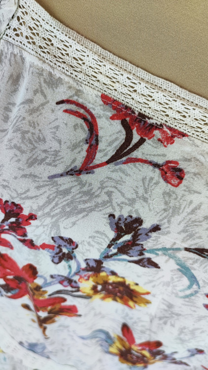 شومیز زنانه گلدار برند موریس (Maurices) استوک اروپایی گرید A رنگ سفید با گلهای زرشکی و خردلی سایز بزرگ